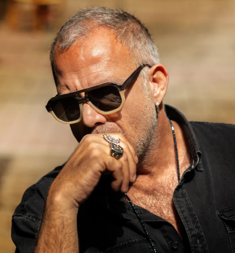 1802202391 Aurora, Beige Tortoise sunglasses male model photo